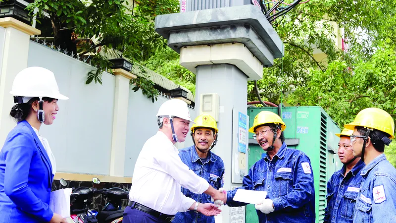 Đồng chí Phạm Quốc Bảo thăm hỏi, động viên công nhân thi công trạm biến áp