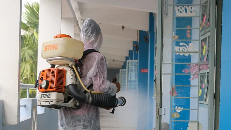 Trường THPT Nguyễn Du (quận 10) vệ sinh, khử khuẩn toàn bộ khuôn viên trường học từ giữa tuần qua. Ảnh: THU TÂM