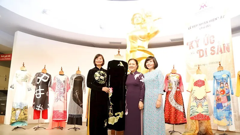 Bà Nguyễn Phương Nga, Chủ tịch Liên hiệp các tổ chức hữu nghị Việt Nam trao tặng áo dài cho Bảo tàng Phụ nữ Việt Nam. Ảnh: hcmcpv.org.vn