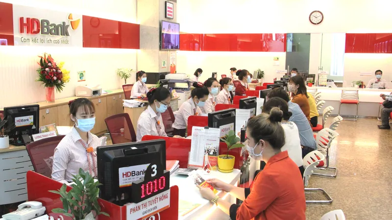 Khách hàng giao dịch tại HDBank