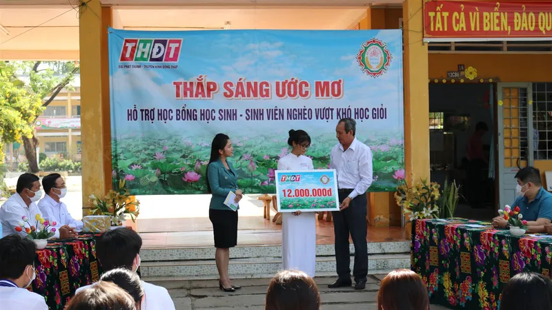 Công ty TNHH MTV Xổ số kiến thiết Đồng Tháp trao học bổng “Thắp sáng ước mơ” tại huyện Tam Nông