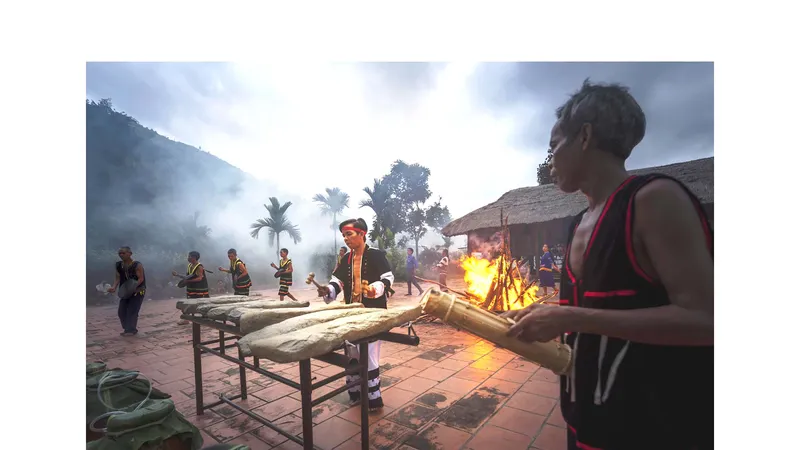 Một buổi biểu diễn đàn đá tại huyện Khánh Sơn