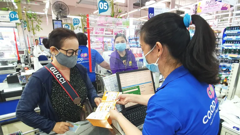 Siêu thị Co.opmart thu hút người tiêu dùng mua sắm