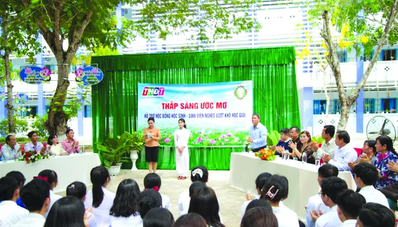 Công ty TNHH MTV Xổ số kiến thiết Đồng Tháp trao học bổng “Thắp sáng ước mơ” cho học sinh huyện Lấp Vò