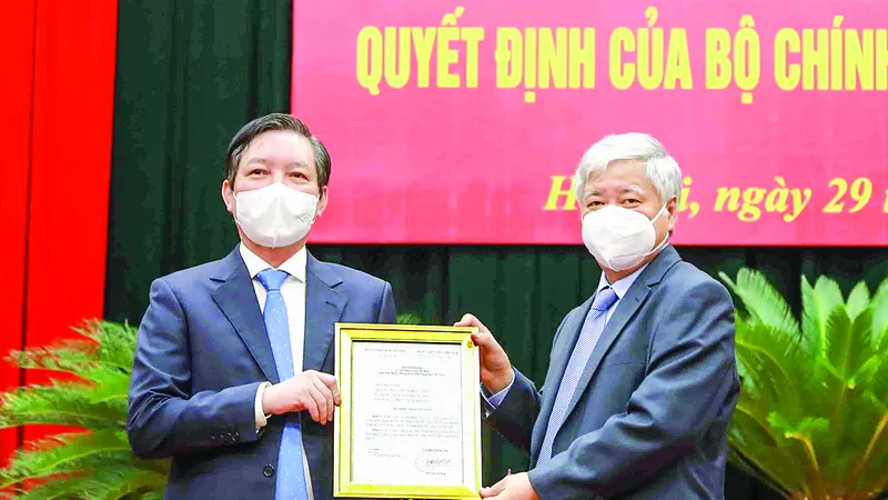 Chủ tịch Ủy ban Trung ương MTTQ Việt Nam Đỗ Văn Chiến (phải) trao quyết định cho đồng chí Lương Quốc Đoàn. Ảnh: TTXVN