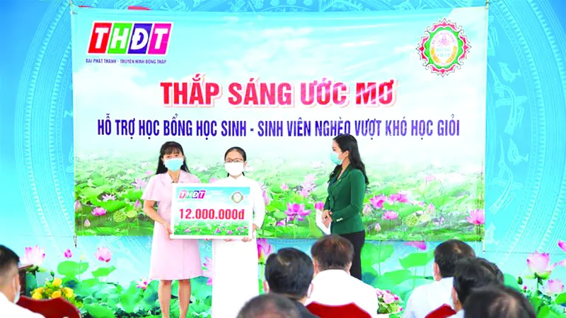 Trao học bổng “Thắp sáng ước mơ” cho em Nguyễn Ngọc Hân tại huyện Cao Lãnh