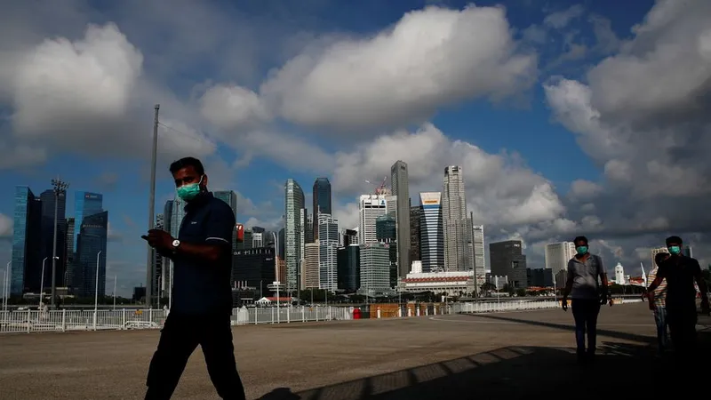 Người dân đeo khẩu trang phòng lây nhiễm Covid-19 tại Singapore. Ảnh: REUTERS