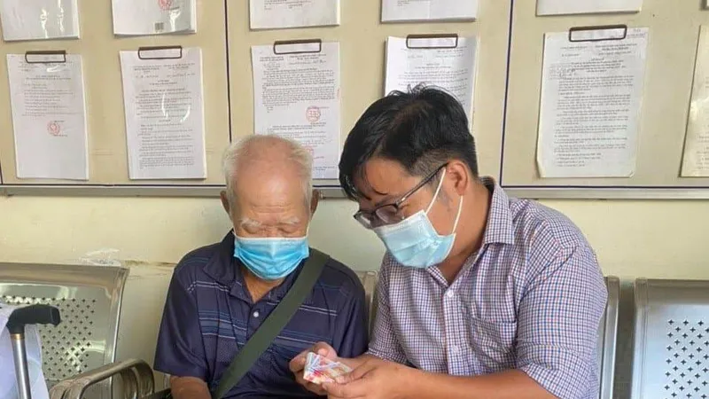 Cán bộ mặt trận bán vé số giúp dân