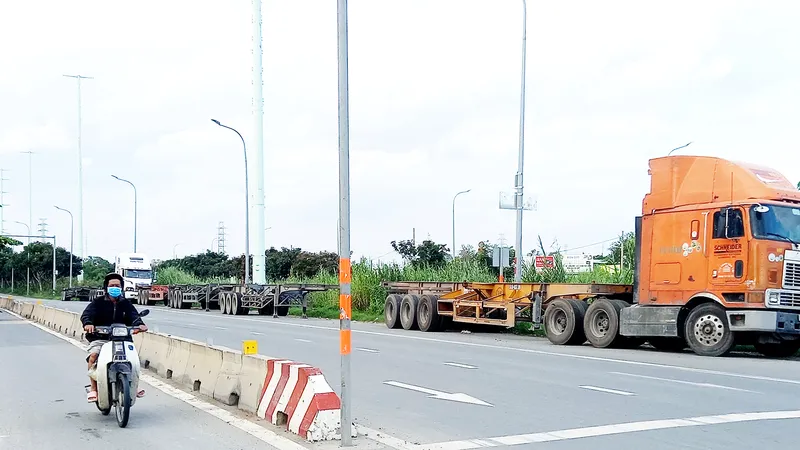 Bất an xe container đậu tràn lòng đường