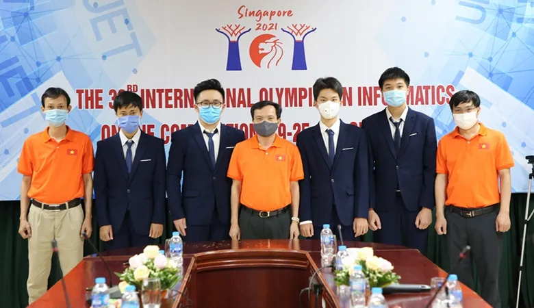 Lãnh đạo Cục Quản lý chất lượng (Bộ GD-ĐT) cùng các học sinh tham dự Olympic Tin học quốc tế. Ảnh: Bộ GD-ĐT 
