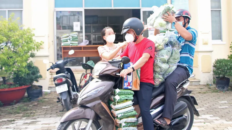 Khi cán bộ thành… shipper