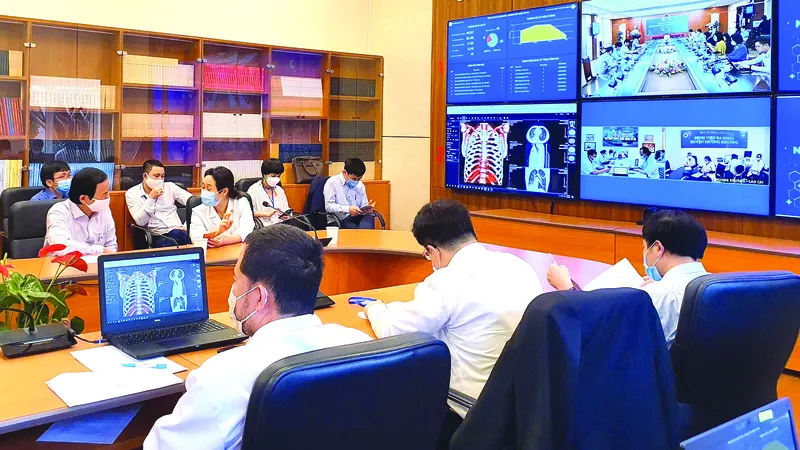 Các bác sĩ Đại học Y Hà Nội đang thăm khám và hội chẩn với bệnh viện tuyến dưới về một ca bệnh. Ảnh: VIẾT CHUNG