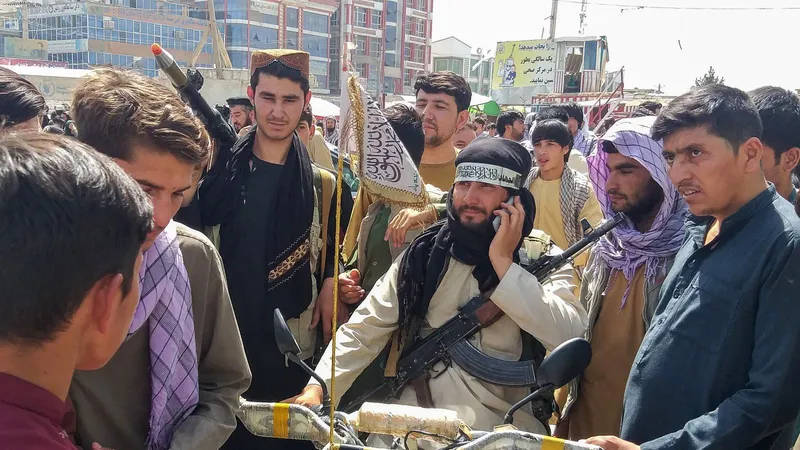 Các tay súng Taliban (giữa) tại Pul-e-Khumri, ngày 11-8-2021, sau khi lực lượng Taliban chiếm được Pul-e-Khumri, thủ phủ tỉnh Baghlan. Ảnh: AFP/TTXVN