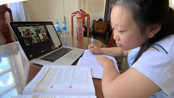 Fahasa đưa sách giáo khoa đến tận nhà