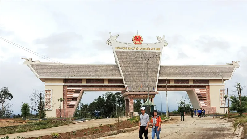 Quốc môn được xây dựng tại cửa khẩu quốc tế Nam Giang - Đắc Tà Oọc. Ảnh: Báo Quảng Nam