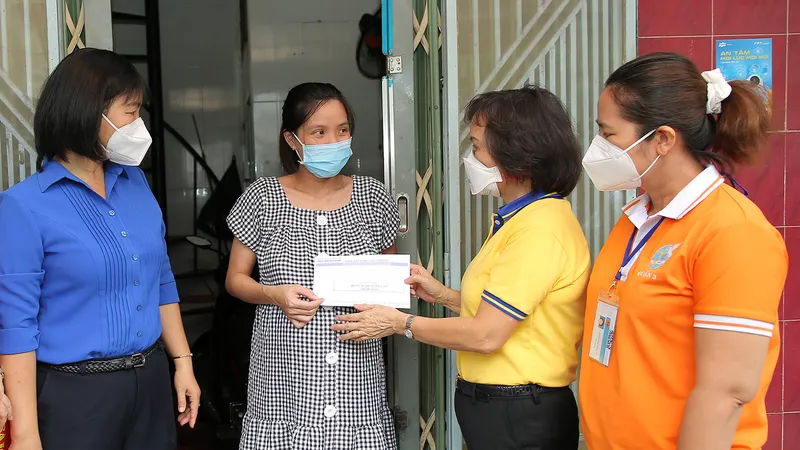 Trao hỗ trợ thai phụ khó khăn tại quận 6, TPHCM