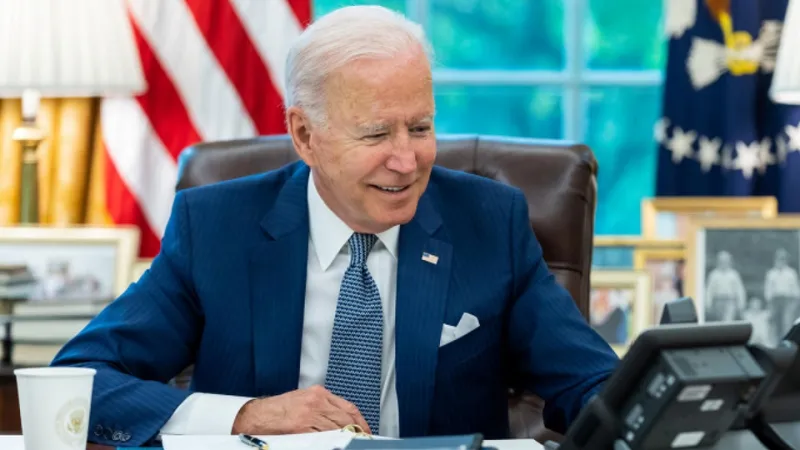 Tổng thống Biden trong cuộc điện đàm với người đồng cấp Pháp hôm 22-9. Ảnh: REUTERS