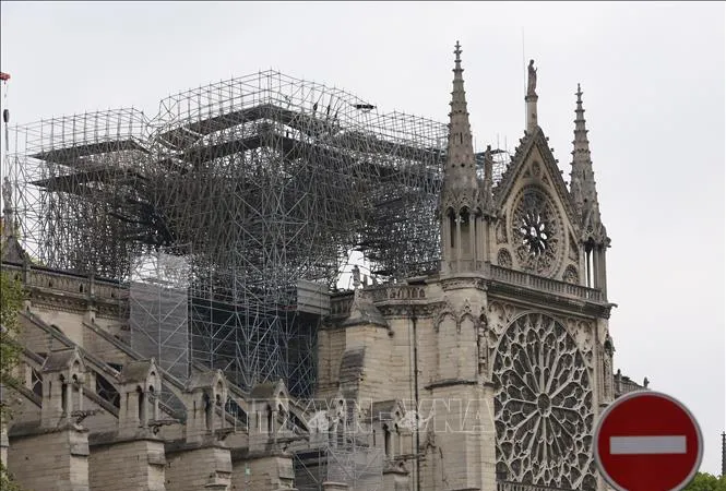 Nhà thờ Đức Bà ở Paris bị phá hủy một phần sau vụ hỏa hoạn ngày 16-4-2019. Ảnh: TTXVN
