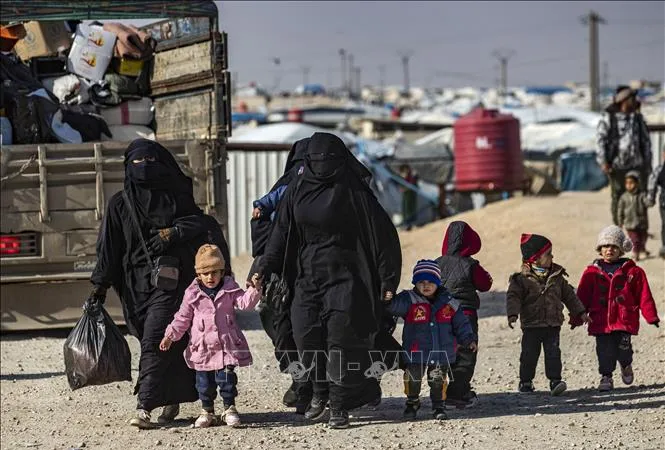 Phụ nữ và trẻ em Syria tại trại tị nạn al-Hol ở tỉnh Hasakeh, miền Đông Bắc Syria. Ảnh: TTXVN