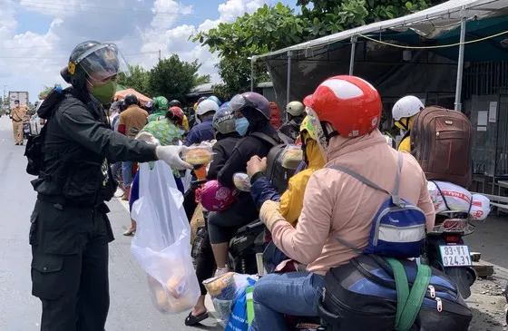 Hỗ trợ người dân từ vùng dịch về quê