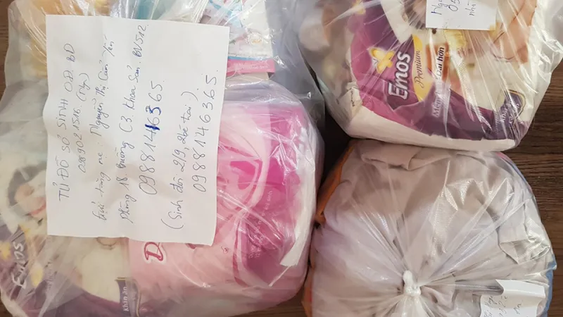 Túi đồ sơ sinh được soạn sẵn để gửi đến các sản phụ. Ảnh: VOV