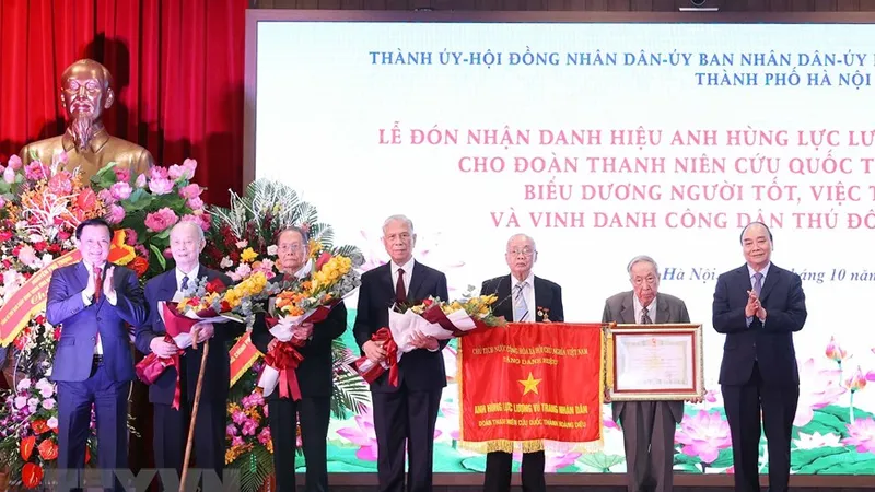 Chủ tịch nước Nguyễn Xuân Phúc trao tặng danh hiệu Anh hùng Lực lượng vũ trang nhân dân cho Đoàn Thanh niên cứu quốc Thành Hoàng Diệu. Ảnh: TTXVN