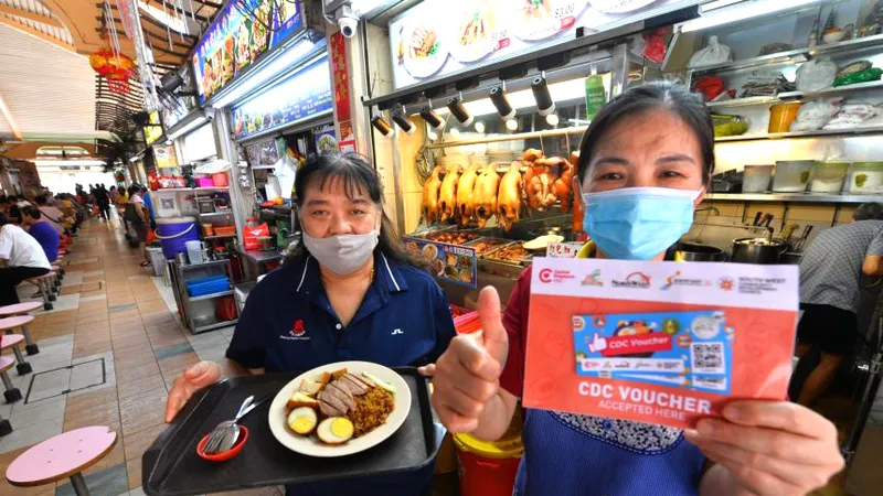  Người dân Singapore dùng phiếu thưởng e-voucher để mua hàng