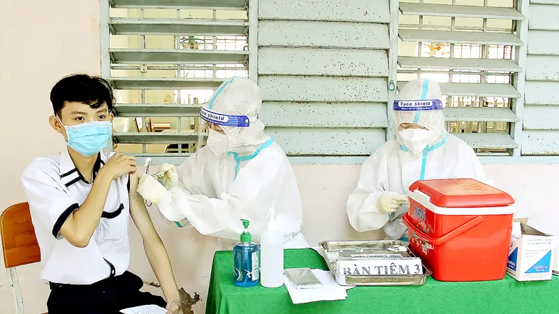 Tiêm vaccine Covid-19 cho học sinh Vĩnh Long