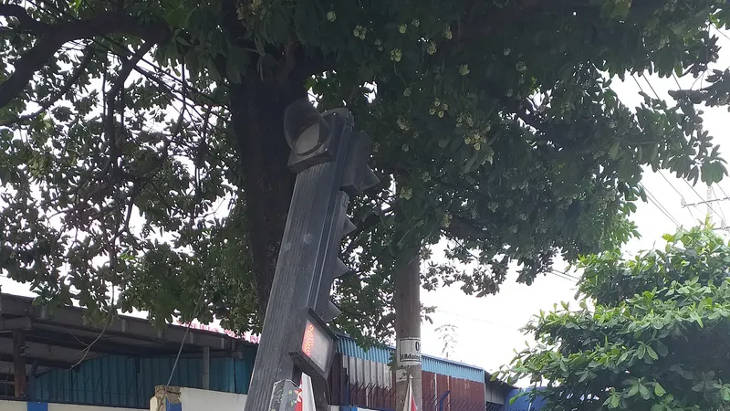 Cột đèn tín hiệu giao thông sắp đổ