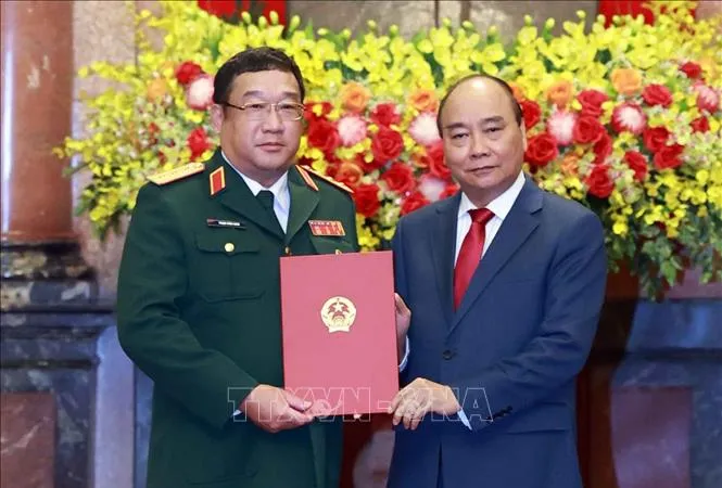 Chủ tịch nước Nguyễn Xuân Phúc trao Quyết định thăng quân hàm Thượng tướng cho Thứ trưởng Bộ Quốc phòng Phạm Hoài Nam. Ảnh: TTXVN