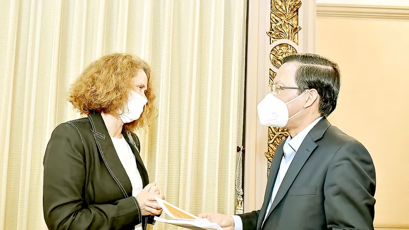 Chủ tịch UBND TPHCM Phan Văn Mãi tiếp bà Carolyn Turk, Giám đốc Quốc gia Ngân hàng Thế giới (WB) tại Việt Nam. Ảnh: VIỆT DŨNG