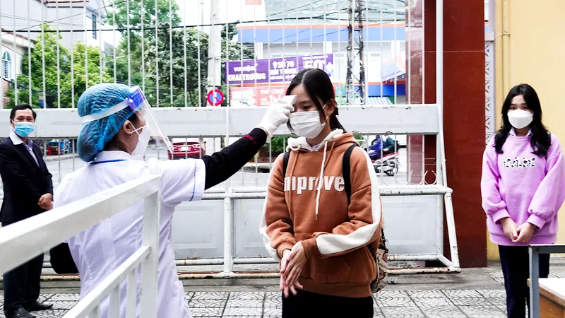 Học sinh tại Hà Nội, Đà Nẵng trở lại trường: Học sinh háo hức, phụ huynh lo lắng