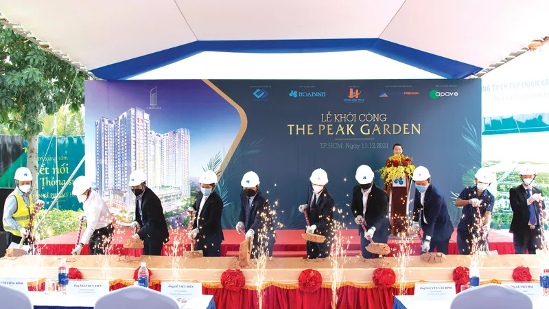 Lãnh đạo Tập đoàn Xây dựng Hòa Bình và lãnh đạo Công ty Cổ phần Bất động sản Hưng Lộc Phát làm nghi thức động thổ dự án The Peak Garden