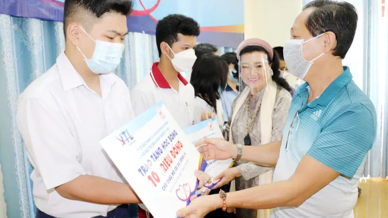 Trao 1,5 tỷ đồng hỗ trợ trẻ mồ côi do dịch Covid-19