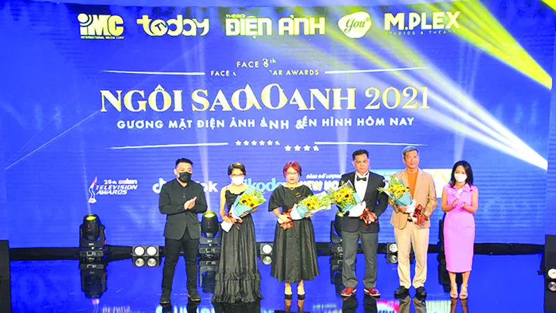 Ban tổ chức tặng hoa cho đại diện các nhà tài trợ
