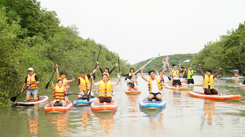 Khách du lịch chèo SUP ở Cần Giờ, TPHCM