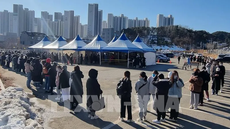 Người dân xếp hàng chờ xét nghiệm Covid-19 tại Gangneung, Hàn Quốc, ngày 6-1-2022. Ảnh: TTXVN