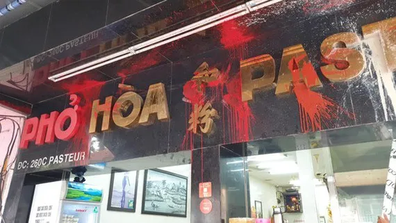 Nhóm tạt sơn, mắm tôm vào quán phở Hòa lãnh án