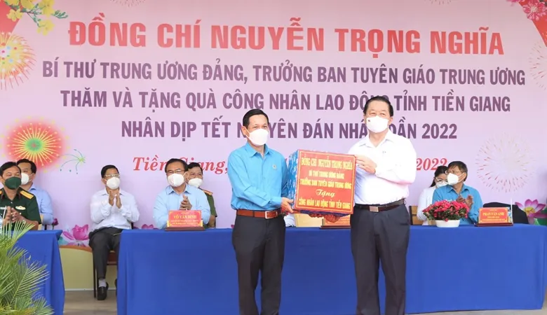  Đồng chí Nguyễn Trọng Nghĩa tặng quà cho đại diện công đoàn KCN Long Giang. Ảnh: dangcongsan.vn