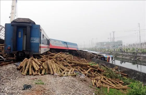 Nhiều đoàn tàu tết bị chậm, hủy do xe lửa đụng xe tải
