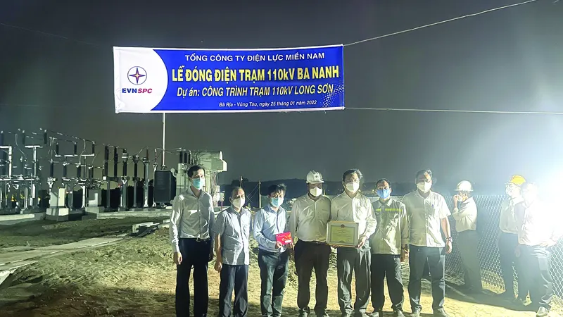 Phó Tổng Giám đốc EVNSPC ông Đoàn Đức Hưng (đội mũ AT) trao thưởng cho các đơn vị thi công