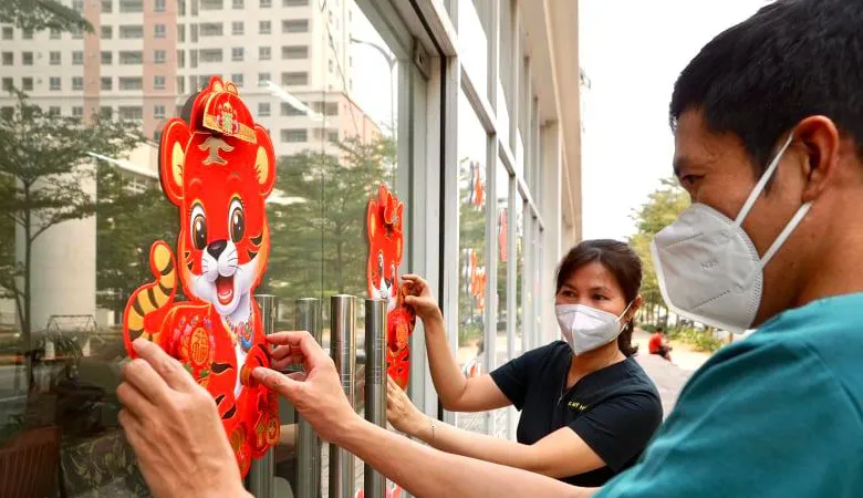 Nhân viên y tế Bệnh viện dã chiến số 12 trang trí trong khuôn viên bệnh viện đón Tết Nhâm Dần. Ảnh: HOÀNG HÙNG