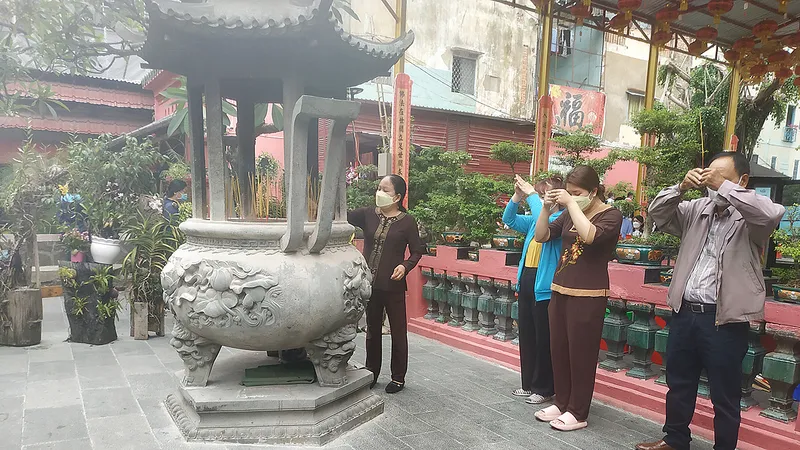 Người dân đến thắp hương, cầu an tại chùa Phước Hải