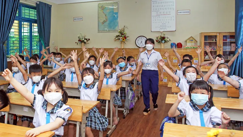 Học sinh lớp 1/1 hân hoan trong ngày làm quen lớp học