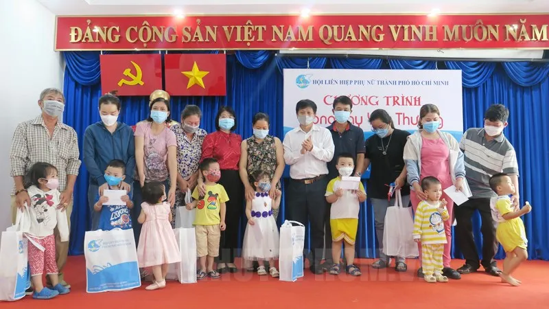 Chương trình “Vòng tay yêu thương” trao tặng quà cho trẻ em mồ côi do dịch Covid-19. Ảnh: hcmcpv.org.vn