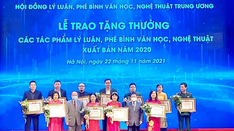 Đại diện 13 cơ quan, đơn vị nhận tặng thưởng lĩnh vực lý luận, phê bình văn học, nghệ thuật năm 2020. Ảnh: Báo Nhân Dân