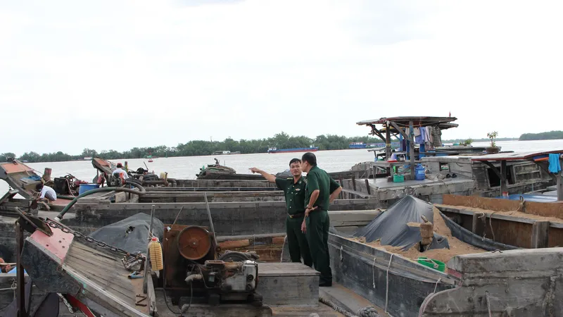 Gian nan canh giữ cát sông Sài Gòn