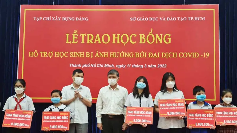 Trao 100 suất học bổng cho học sinh bị ảnh hưởng dịch Covid-19