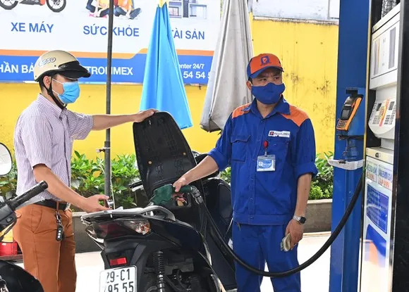 Giá dầu vẫn tăng mạnh, giá xăng giảm không như kỳ vọng