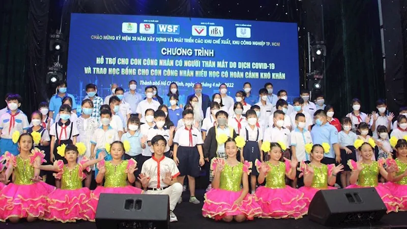Học sinh chụp hình lưu niệm với các đồng chí lãnh đạo tham dự chương trình. Ảnh: hcmcpv.org.vn